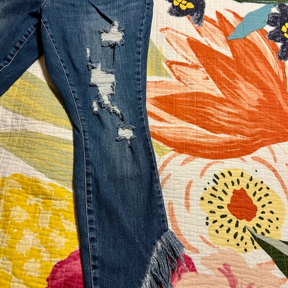 JUDY BLUE FRAYED LEG JEANS - Picture 6 of 11